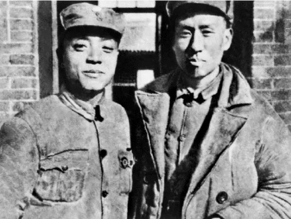 刘少奇（右）与杨尚昆在华北